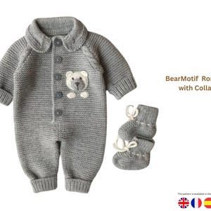 Könnte beinhalten: Ein grauer Strick-Baby-Strampler mit Kragen und Bärenmotiv, zusammen mit passenden Socken. Der Strampler hat Knöpfe vorne und eine Bärenkopf-Applikation. Der Text auf dem Bild lautet "BearMotif Romper with Collar".