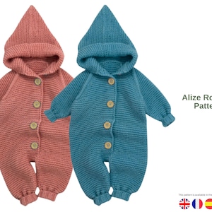 Puede incluir: Dos peleles de bebé de punto, uno en rosa empolvado y otro en verde azulado, cada uno con capucha puntiaguda y botones de madera. El texto "Alize Romper Pattern" es visible. El patrón está disponible en varios idiomas.