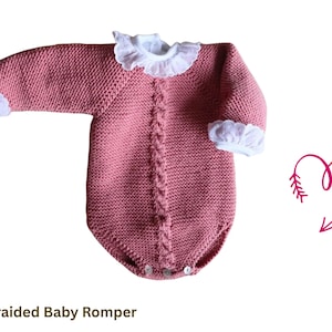 以下が含まれることがあります： ダスティローズ色の編み物ベビーロンパース。前面に編み込みのデザインがあります。ロンパースは、白いレースのカフスと白いレースの襟が付いた長袖です。「The Braided Baby Romper」というテキストが下にあります。