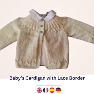 Op de afbeelding: Crèmekleurig babyvestje met een witte kraag en lichtblauwe knopen. De gebreide trui heeft een kanten randontwerp langs de zoom en mouwen. De tekst "Baby's Cardigan with Lace Border" wordt hieronder weergegeven.