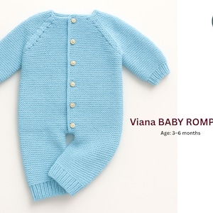 Puede incluir: Un pelele de bebé de punto azul claro con mangas largas y cierres de botón. El pelele está etiquetado como "Viana BABY ROMPER" y está diseñado para bebés de 3 a 6 meses. La imagen también incluye una etiqueta "Easy pattern".