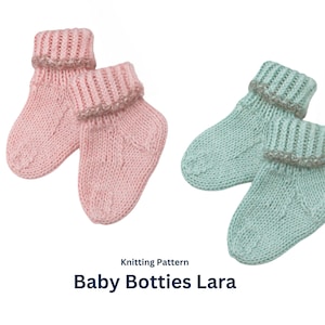Può includere: Due paia di scarpine per neonati lavorate a maglia in morbidi colori pastello. Un paio è rosa, l'altro è verde acqua. Ogni paio ha un polsino a coste con un bordo a contrasto. Il testo "Baby Botties Lara" è visualizzato sotto.
