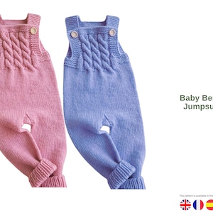 Könnte beinhalten: Zwei gestrickte Baby-Overalls, einer rosa und einer blau, werden auf weißem Hintergrund gezeigt. Jeder Overall hat ein Zopfmuster auf der Brust und Knopfverschlüsse an den Trägern. Der Text "Baby Berra Jumpsuit" ist sichtbar.