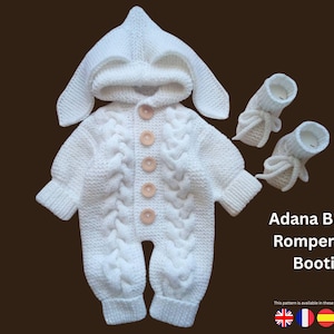 Puede incluir: Un conjunto de bebé tejido en blanco, que incluye un pelele con capucha y orejas de conejo, un diseño de punto trenzado y botones de madera. Incluye patucos a juego. El texto "Adana Bunny Romper with Booties" es visible.