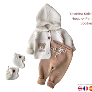 Puede incluir: Conjunto de bebé tejido en crema y marrón claro. El conjunto incluye una chaqueta con capucha con un diseño de oso de peluche, pantalones a juego y patucos. El texto "Yasmina Knitting Set Hoodie- Pants and Booties" es visible. Para bebés.