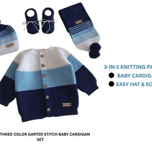 Könnte beinhalten: Ein gestricktes Baby-Set in Weiß, Hellblau und Marineblau, bestehend aus einer Strickjacke, Mütze, Schal und Babyschuhen. Das Set zeigt den Text "3-IN-1 KNITTING PATTERN" und "THE THREE-COLOR GARTER STITCH BABY CARDIGAN SET".
