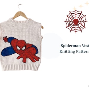 Puede incluir: Un chaleco de punto blanco con un diseño de Spiderman en rojo, azul y negro, colgado de una percha de madera. Se muestra el texto "Spiderman Vest Knitting Pattern". También hay un gráfico de telaraña roja.
