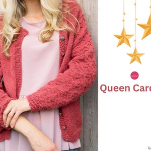 Op de afbeelding: Een rode gebreide cardigan met een kabelbreipatroon. De cardigan is dichtgeknoopt en het model draagt er een roze shirt onder. De tekst "Queen Cardigan" is zichtbaar in de afbeelding.