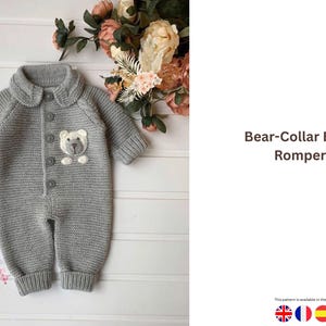 Puede incluir: Un pelele de bebé de punto gris con un diseño de oso en el pecho. El pelele tiene cuello, mangas largas y botones. El texto de la imagen dice "Bear-Collar Baby Romper".