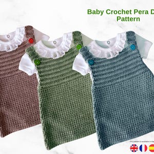 Può includere: Tre vestitini all'uncinetto per neonati, marrone, verde e verde-azzurro, ciascuno abbinato a una maglietta bianca con colletto a balze. Gli abiti hanno chiusure con bottoni e sono etichettati "Baby Crochet Pera Dress Pattern."