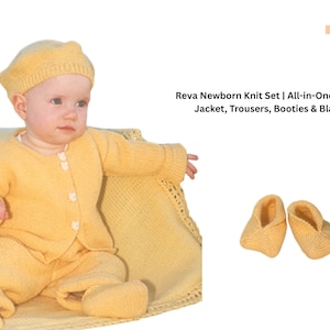 Puede incluir: Un bebé con un conjunto de punto amarillo, que incluye chaqueta, pantalón y gorro, con patucos a juego. La imagen también incluye el texto "Reva Newborn Knit Set | All-in-One Pattern: Jacket, Trousers, Booties & Blanket."