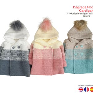 Könnte beinhalten: Drei Kapuzenstrickjacken in Weiß, Rosa und Blau mit Farbverläufen. Jede Strickjacke hat einen Bommel auf der Kapuze und Knopfverschlüsse. Der Text lautet "Degrade Hooded Cardigan" und "A hooded cardigan with a gradient colors."