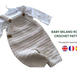 Puede incluir: Un pelele de bebé de ganchillo beige claro con botones de madera, combinado con una camiseta blanca de manga larga. El pelele se muestra en una percha. El texto de la imagen dice "BABY MILANO ROMPER CROCHET PATTERN".