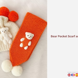 Op de afbeelding: Een oranje gebreide sjaal met een witte teddybeer-applicatie en een bijpassende crèmekleurige muts met een teddybeer en oranje pompons. De tekst "Bear Pocket Scarf and Cap" is zichtbaar.