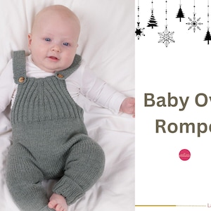 Könnte beinhalten: Ein Baby trägt einen grünen Strick-Strampler mit einem weißen Langarmshirt darunter. Der Strampler hat einen Latz-Stil mit zwei Knöpfen. Das Bild enthält den Text "Baby Over Romper" in brauner Schrift.