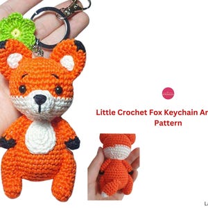 Puede incluir: Un patrón de amigurumi de zorro naranja tejido a crochet para llavero. El zorro tiene detalles blancos en el pecho y ojos negros. El patrón está disponible en inglés.