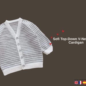 Puede incluir: Cárdigan de bebé tejido con cuello en V, a rayas horizontales en gris y blanco. Tiene cierre de botones y el texto "Sofi Top-Down V-Neck Baby Cardigan". Adecuado para bebés.