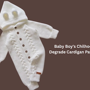 Könnte beinhalten: Ein weißer Baby-Strickoverall mit Kapuze und ohrenartigen Details. Der Overall hat ein Zopfmuster auf der Vorderseite und ist mit braunen Knöpfen versehen. Der Text "Baby Boy's Childhood Degrade Cardigan Pattern" ist sichtbar.
