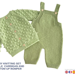Op de afbeelding: Een lichtgroene baby breiset met een bobble vest en een bottom-up romper. Het vest heeft houten knopen en een textuur met bobbles. De romper heeft verstelbare bandjes en houten knopen. De set is gemaakt van zachte gebreide stof.