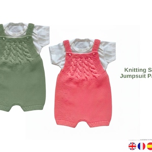 Può includere: Due tutine per neonati lavorate a maglia, una verde salvia e l'altra rosa corallo, ciascuna abbinata a una maglietta bianca. Le tutine presentano un motivo a trecce sul pettorale. Il testo "Knitting Short Jumpsuit Pattern" è visibile.