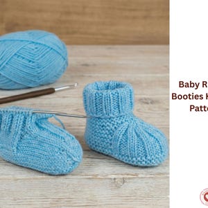 Op de afbeelding: Een paar lichtblauwe gebreide babyslofjes, met een bol wol en een haaknaald. De slofjes zijn geribbeld en hebben een decoratief patroon. De tekst op de afbeelding luidt "Baby Ribbed Booties Knitting Pattern."