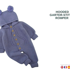 Può includere: Un pagliaccetto con cappuccio in punto legaccio blu pervinca per neonati, con chiusura a bottoni e cappuccio con due pompon. Il pagliaccetto è realizzato in morbido materiale a maglia. Il testo "HOODED GARTER-STITCH ROMPER" è visualizzato.