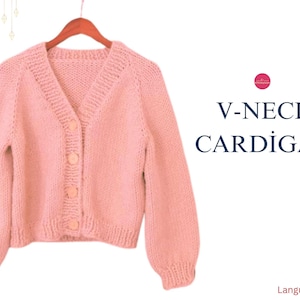 以下が含まれることがあります： Vネックとボタン留めが特徴のピンクのニットカーディガン。長袖でゆったりとしたフィット感です。