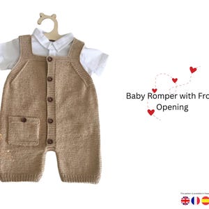 Könnte beinhalten: Ein beigefarbener gestrickter Baby-Strampler mit einem weißen Hemd darunter, präsentiert auf einem Holzbügel. Der Strampler hat eine Frontöffnung mit Knöpfen und eine Tasche. Der Text rechts lautet "Baby Romper with Front Opening".