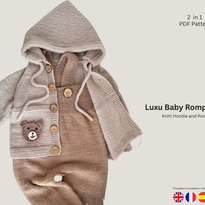 Puede incluir: Un conjunto de pelele de bebé tejido en beige y marrón claro, con una rebeca con capucha con botones de madera y una aplicación de oso. El conjunto incluye un pelele a juego. El texto de la imagen dice "Luxu Baby Romper Set".
