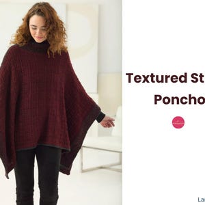 Puede incluir: Un poncho burdeos con puntada texturizada, ribete gris oscuro y cuello alto. El poncho se muestra sobre una persona que lleva pantalones negros. El texto "Textured Stitch Poncho" se muestra en la imagen.