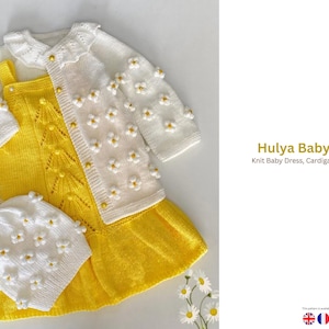Peut inclure: Ensemble pour bébé tricoté blanc et jaune, comprenant une robe, un cardigan et un bonnet. Le cardigan et le bonnet blancs sont ornés de motifs en forme de marguerites. La robe jaune présente un motif tricoté détaillé. L'ensemble est pour bébés.