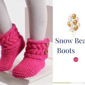 Puede incluir: Botas de bebé de punto rosa con un patrón de trenza y botones. Las botas se llaman "Snow Beauty Boots".