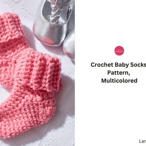 Könnte beinhalten: Ein Paar rosa gehäkelte Babysocken mit umgeklapptem Bündchen. Häkelmuster für Babysocken, mehrfarbig.