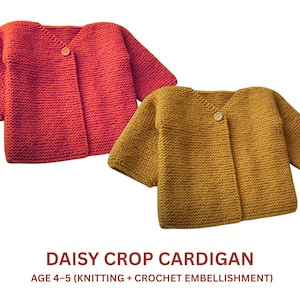 Op de afbeelding: Twee gebreide Daisy Crop Cardigans, één in felrood en de andere in mosterdgeel, worden getoond. Elke cardigan heeft een V-hals, korte mouwen en een enkele knoopsluiting. De tekst op de afbeelding luidt "DAISY CROP CARDIGAN AGE 4-5 (KNITTING + CROCHET EMBELLISHMENT)".