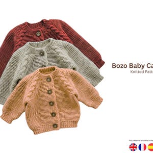 Può includere: Tre cardigan per neonati lavorati a maglia nei toni del rosso, grigio e pesca. Ogni cardigan ha una chiusura con bottoni e dettagli a trecce sulle maniche. Il testo "Bozo Baby Cardigan Knitted Pattern" è visibile.