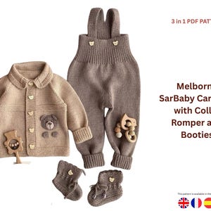 以下が含まれることがあります： ベージュ色のニットベビーセット。クマのアップリケ付きカーディガン、サスペンダー付きロンパース、ブーティーが含まれています。木製のおもちゃも含まれています。画像には「3 in 1 PDF PATTERN」と「Melbourne SarBaby Cardigan with Collar Romper and Booties」と書かれています。
