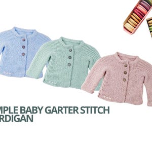 以下が含まれることがあります： 水色、ミントグリーン、ピンクの3色のベビー用ニットカーディガン。それぞれボタン留めです。画像には「SIMPLE BABY GARTER STITCH CARDIGAN」というテキストが含まれています。