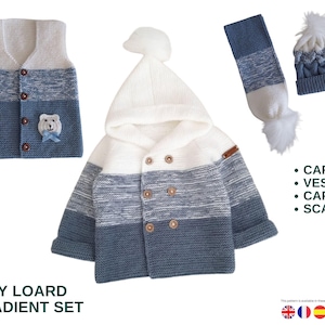 Peut inclure: Ensemble de vêtements pour bébé en tricot blanc et bleu, comprenant un cardigan, un gilet, un bonnet et une écharpe. Le cardigan et le gilet présentent une application d'ours. L'ensemble est intitulé "MY LOARD GRADIENT SET".