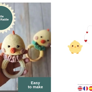 Puede incluir: Sonajero de pollito tejido a ganchillo, con cuerpo amarillo, pico naranja y detalles rosas y verdes. El sonajero tiene un asa de anillo blanco. El texto "Little Chick Rattle" está en un círculo turquesa. El texto "Easy to make" está en un rectángulo verde.