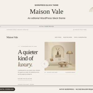 Może przedstawiać: Cyfrowy podgląd motywu blokowego WordPress Maison Vale z układem strony internetowej, tekstem A quieter kind of luxury, linkami nawigacyjnymi oraz ilustracją salonu z sofą, stolikiem kawowym i lampą podłogową.