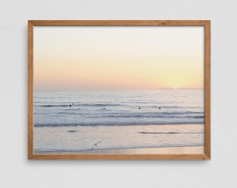 Impression de photographie d'art Sunset Surfers — Catalina Sunset From T-Street, San Clemente | Art déco murale océan, plage côtière californienne, surf