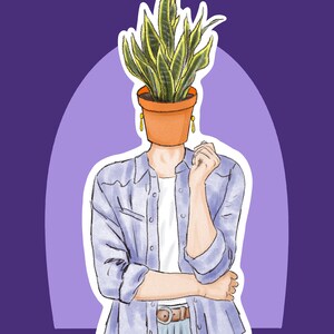 Könnte beinhalten: Eine Aquarell-Illustration einer Person mit einer Topfpflanze als Kopf. Die Person trägt ein hellblaues Hemd mit Knöpfen und hat die Arme verschränkt. Der Hintergrund ist ein violetter Bogen.