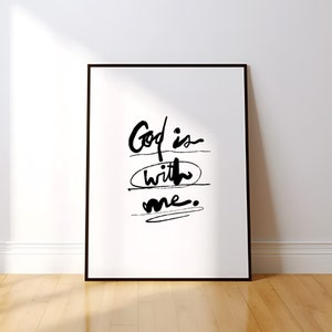 Gott ist mit mir Typografie Poster - Positive Denkweise Druck - Ästhetische Schrift Wandkunst zum Ausdrucken - Minimalistischer Kalligraphie-Versdruck