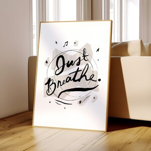 Poster Just Breathe Relax - Arte della parete per la cura di sé e la terapia - Design di stampa con lettere stravaganti - Illustrazione stampabile minima in bianco e nero