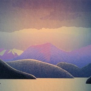 Könnte beinhalten: Ein Landschaftsgemälde, das eine Bergkette mit einem violetten und rosafarbenen Farbton unter einem bewölkten Himmel darstellt. Die Berge spiegeln sich in einem stillen Gewässer im Vordergrund.