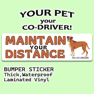 Boxer "Maintain Your Distance" humoristische autobumpersticker met hond huisdier "The Co-Driver"