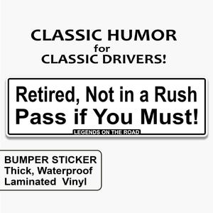 Peut inclure: Autocollant de pare-chocs noir et blanc avec l'inscription "Retired, Not in a Rush Pass if You Must!" et le texte "Legends on the Road" en dessous. L'autocollant est étiqueté "Bumper Sticker Thick, Waterproof Laminated Vinyl".