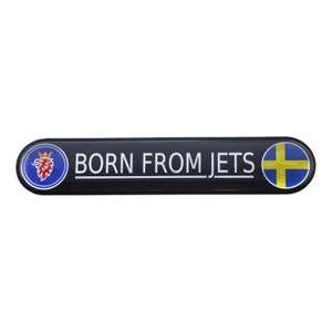 Könnte beinhalten: Schwarzer und weißer ovaler Aufkleber mit dem Text "BORN FROM JETS" in Weiß. Der Aufkleber hat links ein blaues und rotes schwedisches Wappen und rechts eine gelbe und blaue schwedische Flagge.