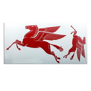 Op de afbeelding: Twee rode gevleugelde paardenstickers. Het paard kijkt naar rechts en de andere naar links. Beide paarden hebben vleugels en staan in een rennende pose.