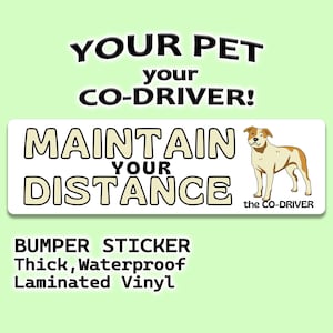 American Bulldog "Maintain Your Distance" humoristische autobumpersticker met huisdier "The Co-Driver"